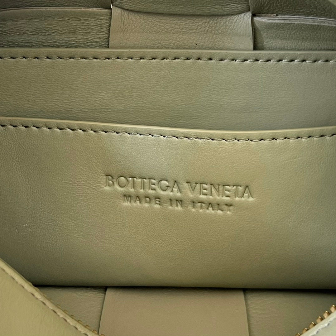 BOTTEGA VENETA BRICK CASSETTE 28 IN GIN GREEN CALFSKIN