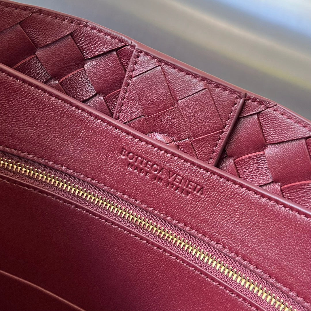 BOTTEGA VENETA MEDIUM ANDIAMO 32 IN BURGUNDY LAMBSKIN
