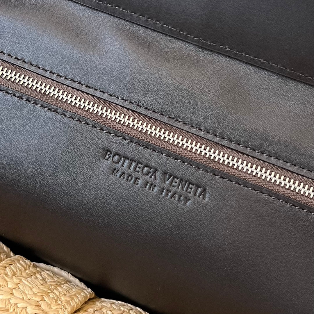 BOTTEGA VENETA CASSETTE 44 TOTE BEIGE AND BLACK VISCOSE