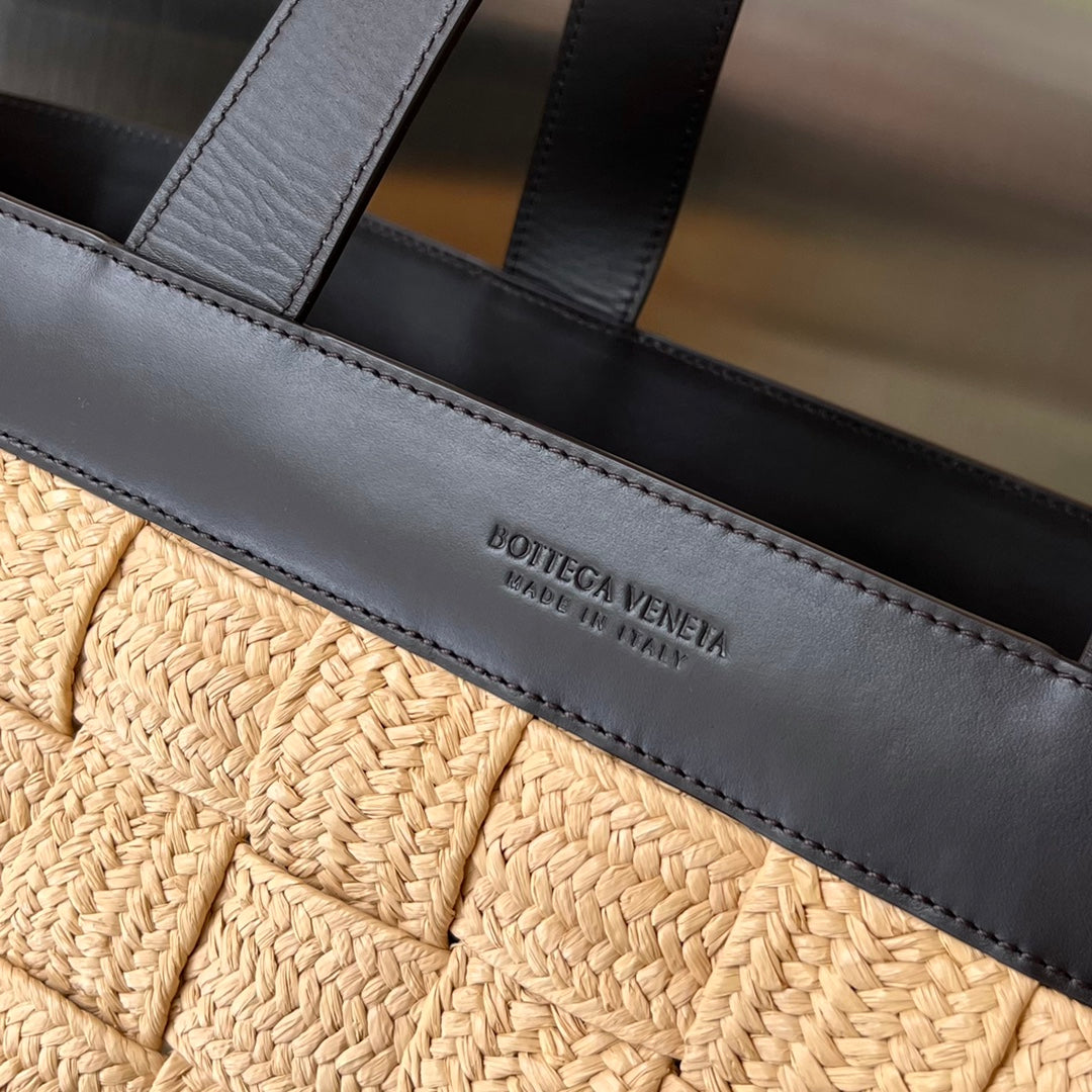 BOTTEGA VENETA CASSETTE 44 TOTE BEIGE AND BLACK VISCOSE