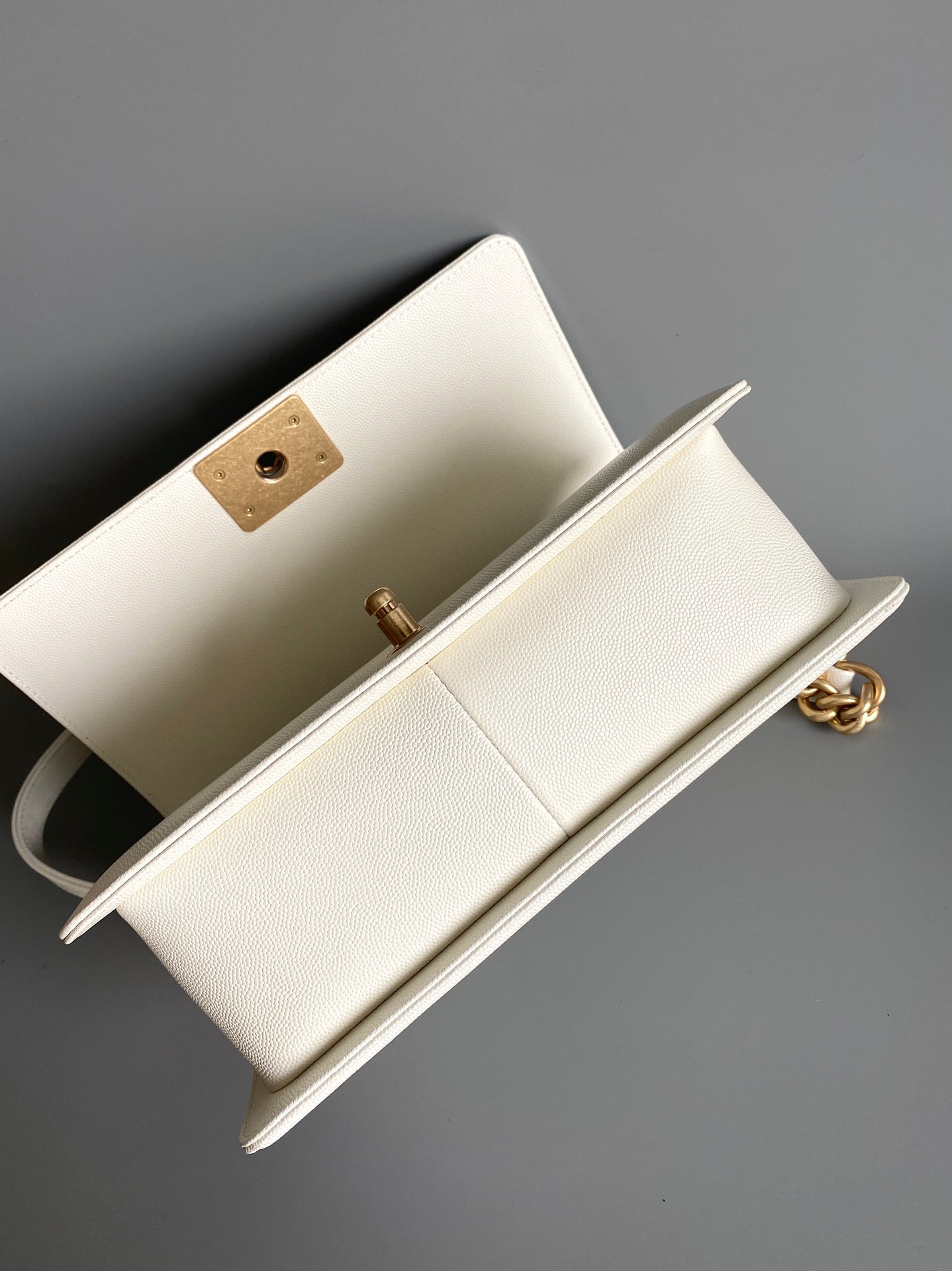 CHANEL MEDIUM 25 BOY BAG IN WHITE LAMBSKIN GOLD HARDWARE