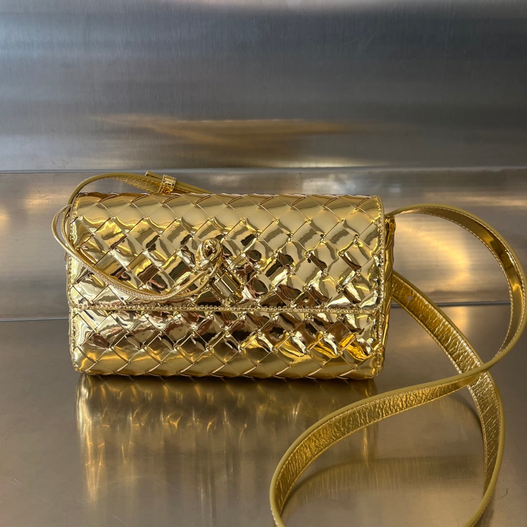 BOTTEGA VENETA ANDIAMO 21 IN GOLDEN LAMBSKIN