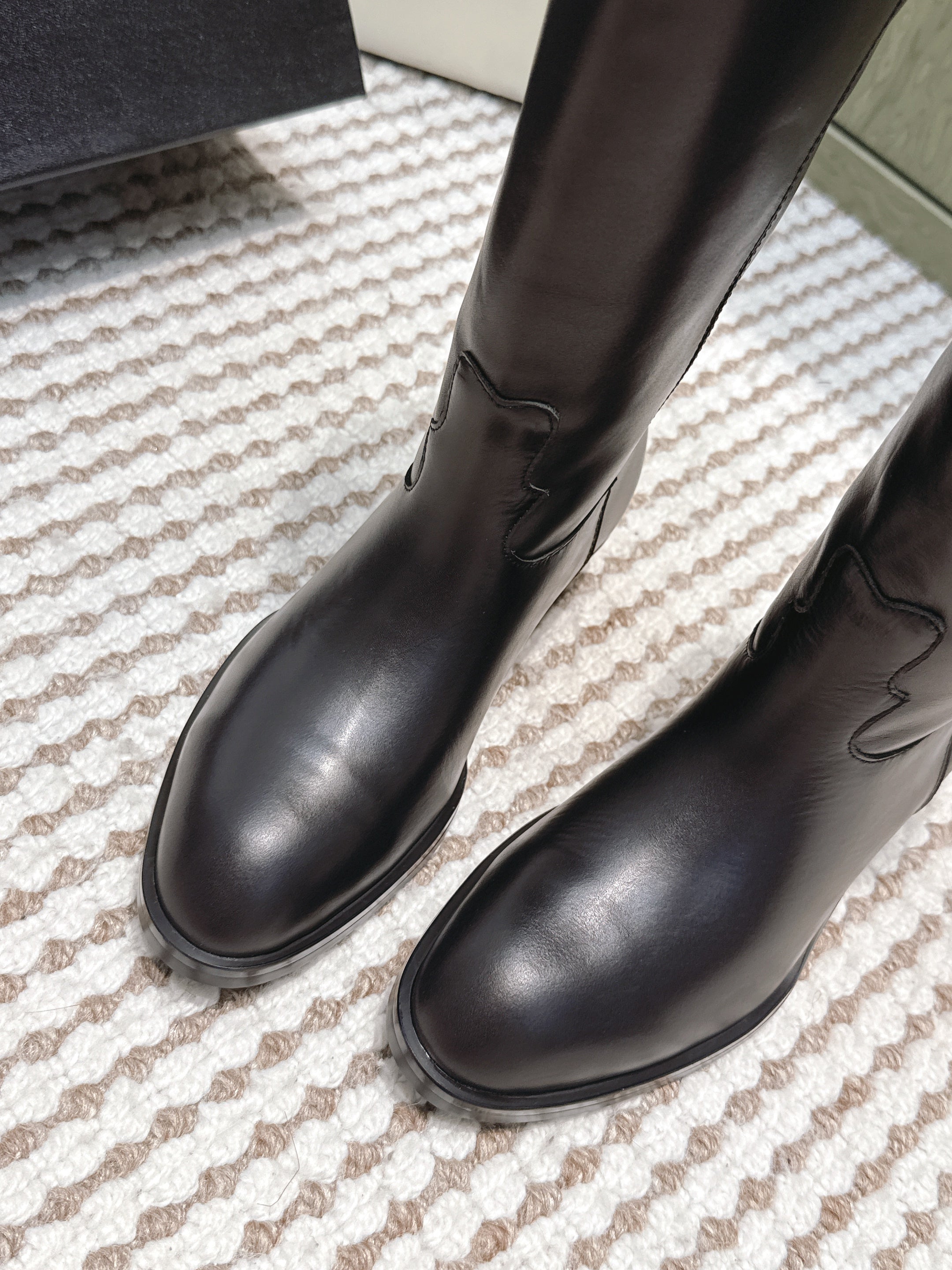 CHANEL 25S KNEE-HIGH BOOTS IN BLACK CALFSKIN
