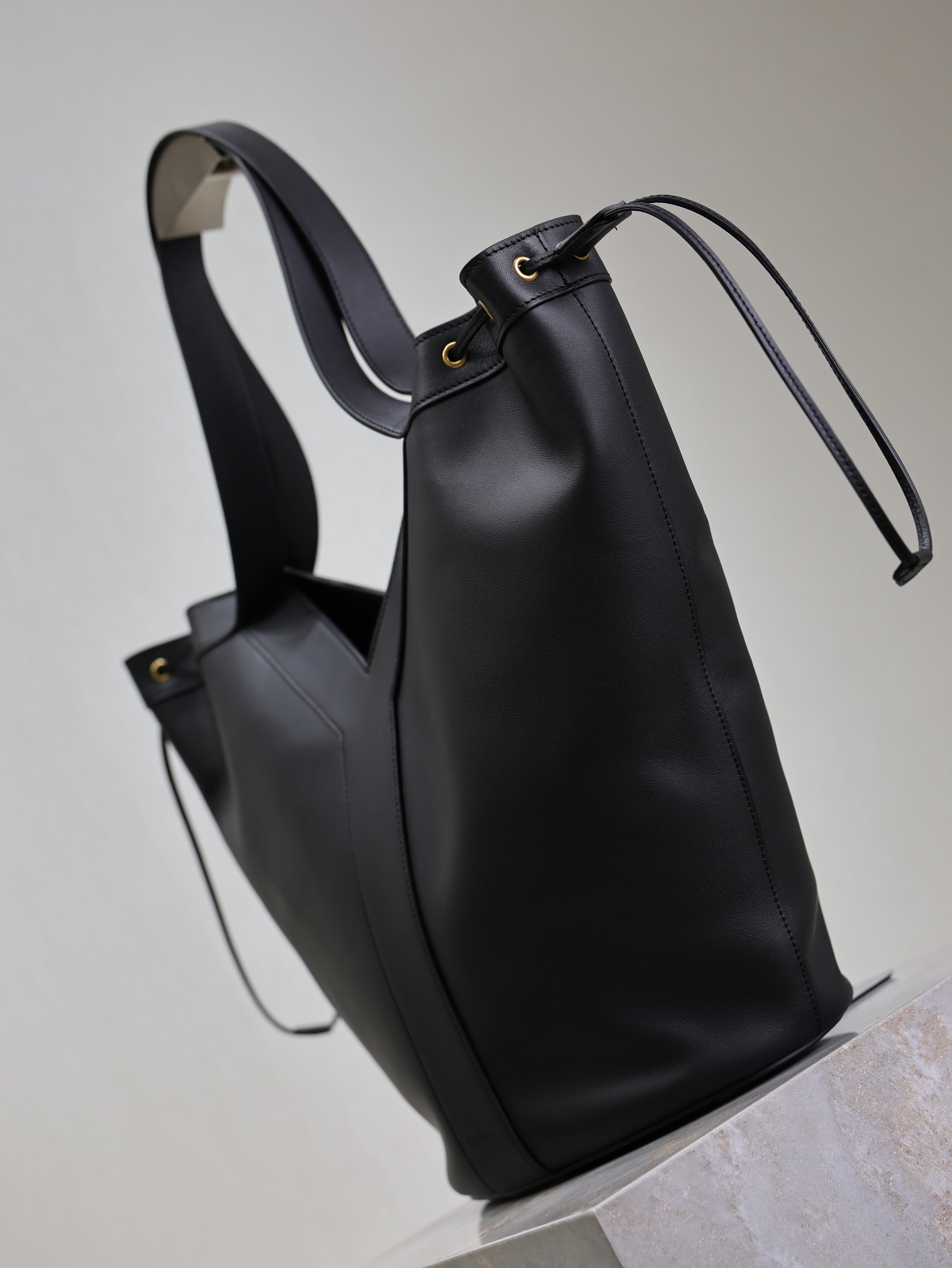 YSL 25S Y LARGE HOBO 50 IN BLACK CALFSKIN GOLD HARDWARE