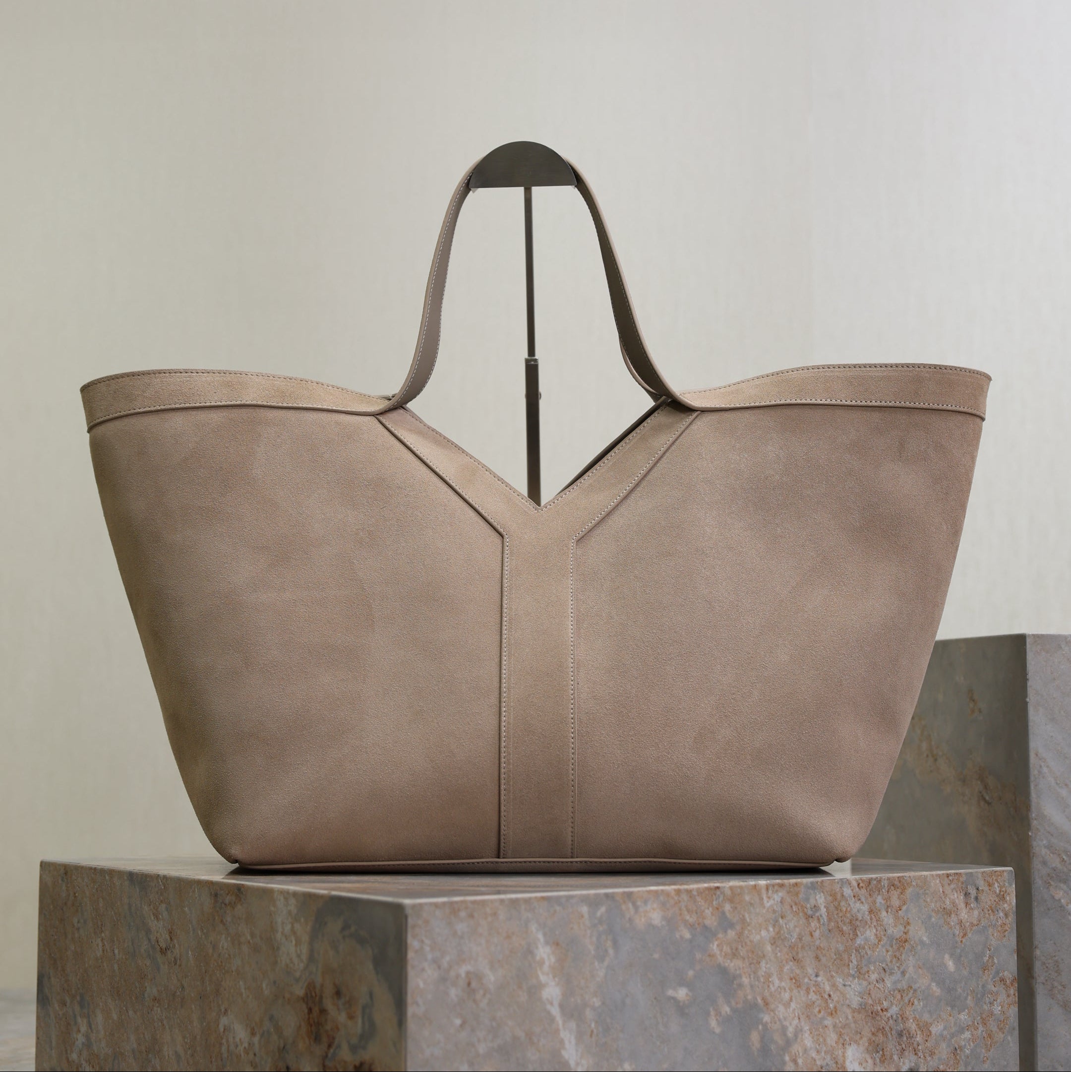 YSL 25S Y MAXI TOTE 50 IN DRY GRAIN SUEDE GOLD HARDWRE