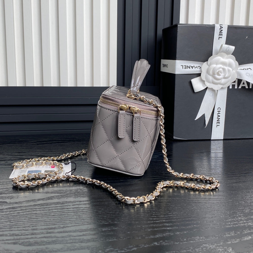 CHANEL 25S VANITY CASE 17 IN CHARCOAL GRAY PATENT CALFSKIN GOLD HARDWARE