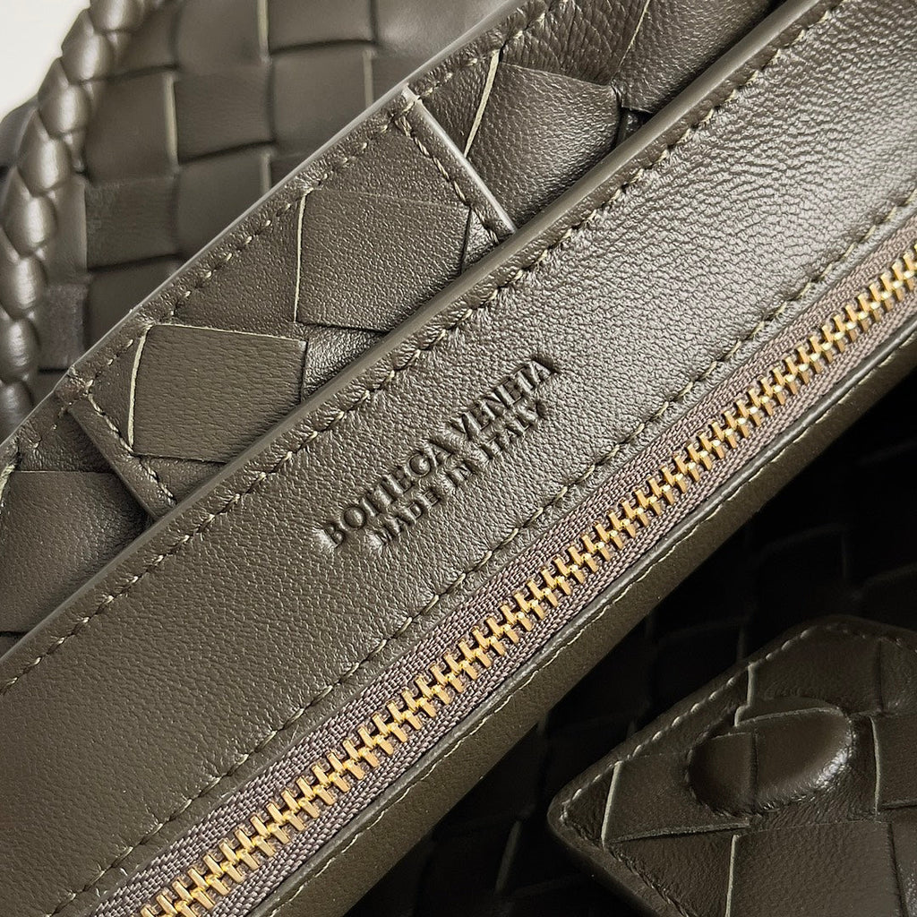 BOTTEGA VENETA SMALL ANDIAMO 25 IN KAKI LAMBSKIN