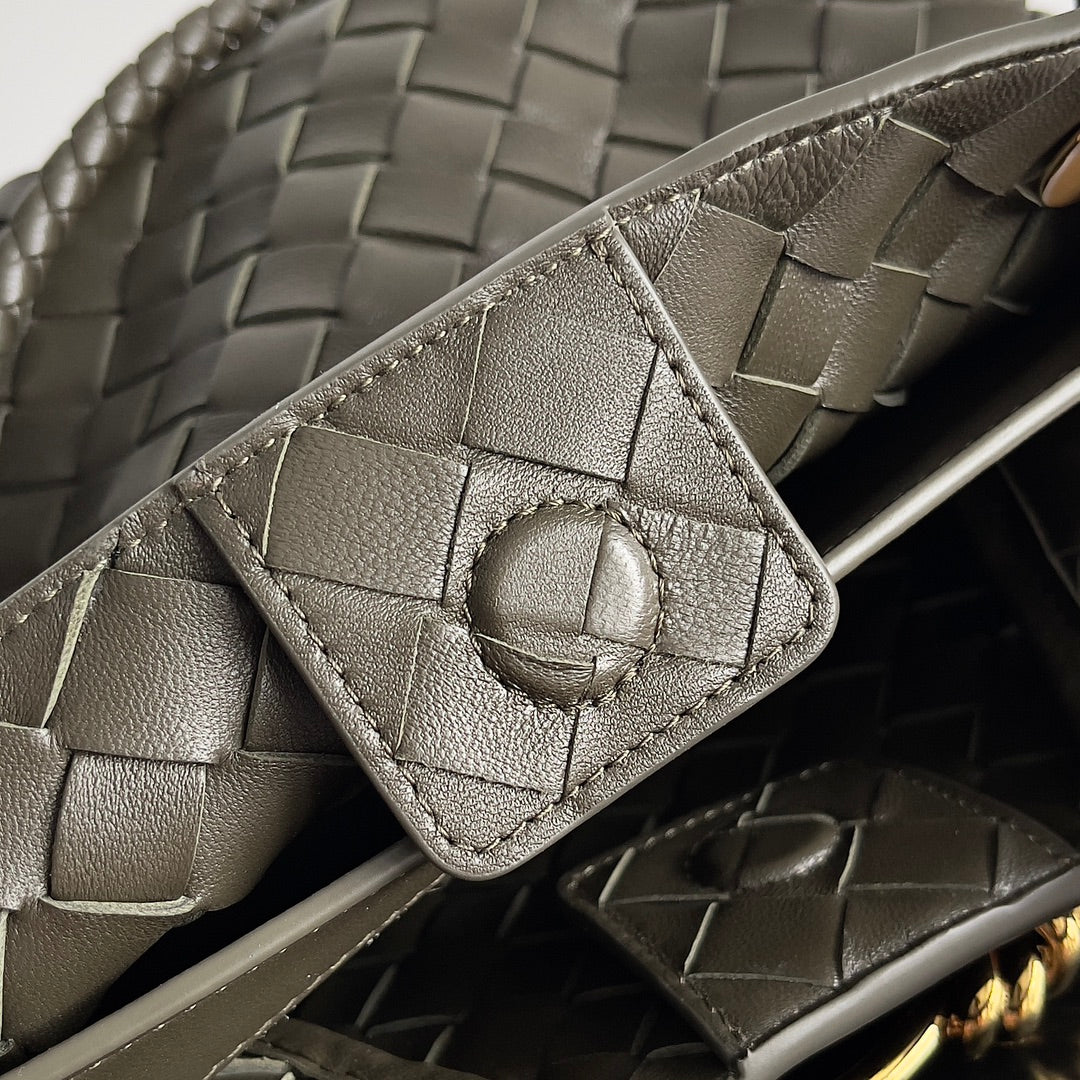BOTTEGA VENETA SMALL ANDIAMO 25 IN KAKI LAMBSKIN