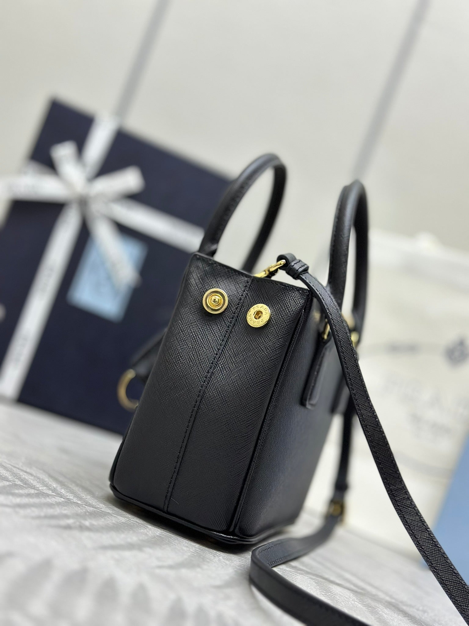 PRADA 25S GALLERIA MEDIUM BAG 20 IN BLACK CALFSKIN GOLD HARDWARE