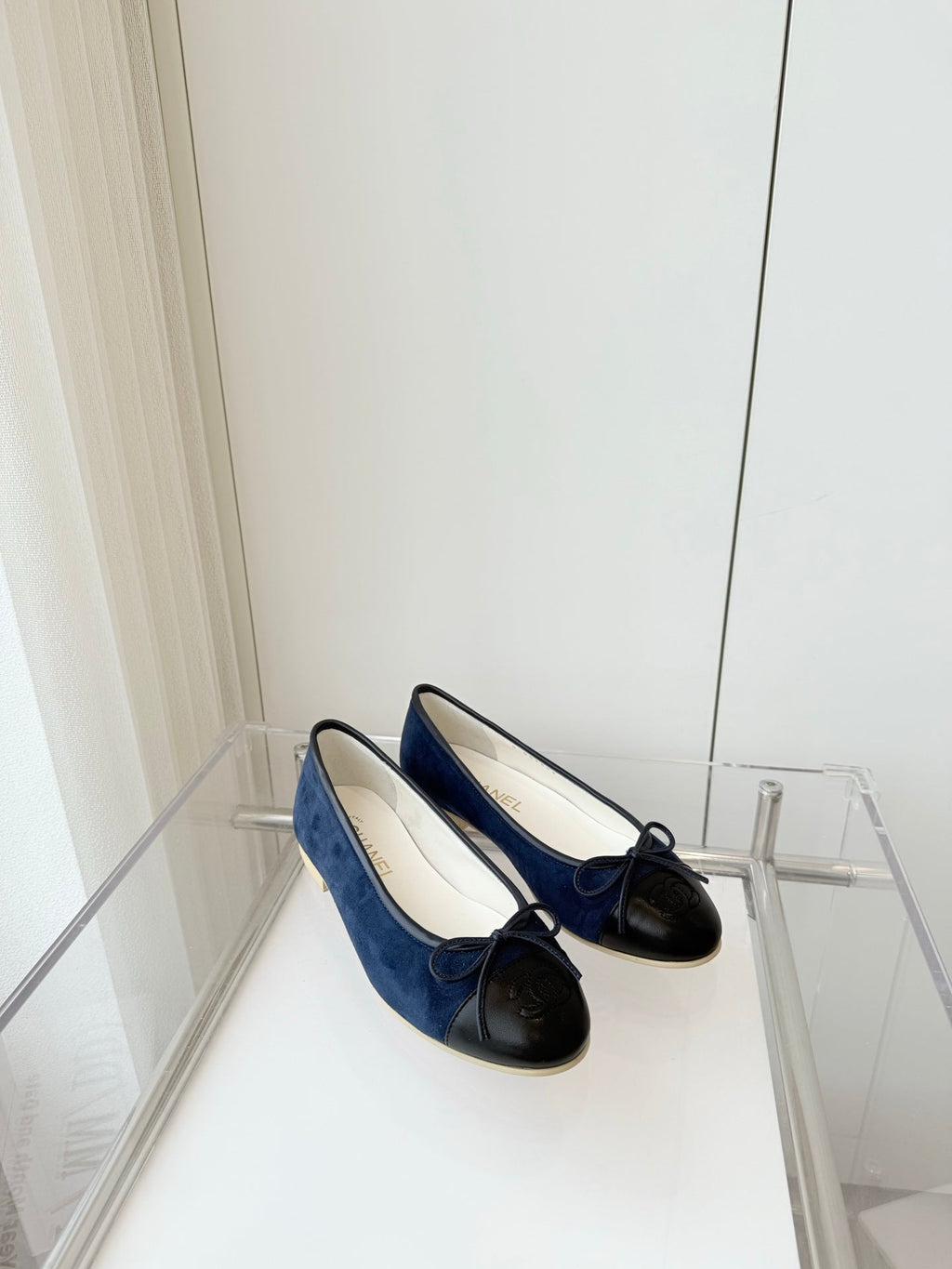 CHANEL BALLET FLAT IN BLACK CALFSKIN AND NAVY BLUE SUEDE