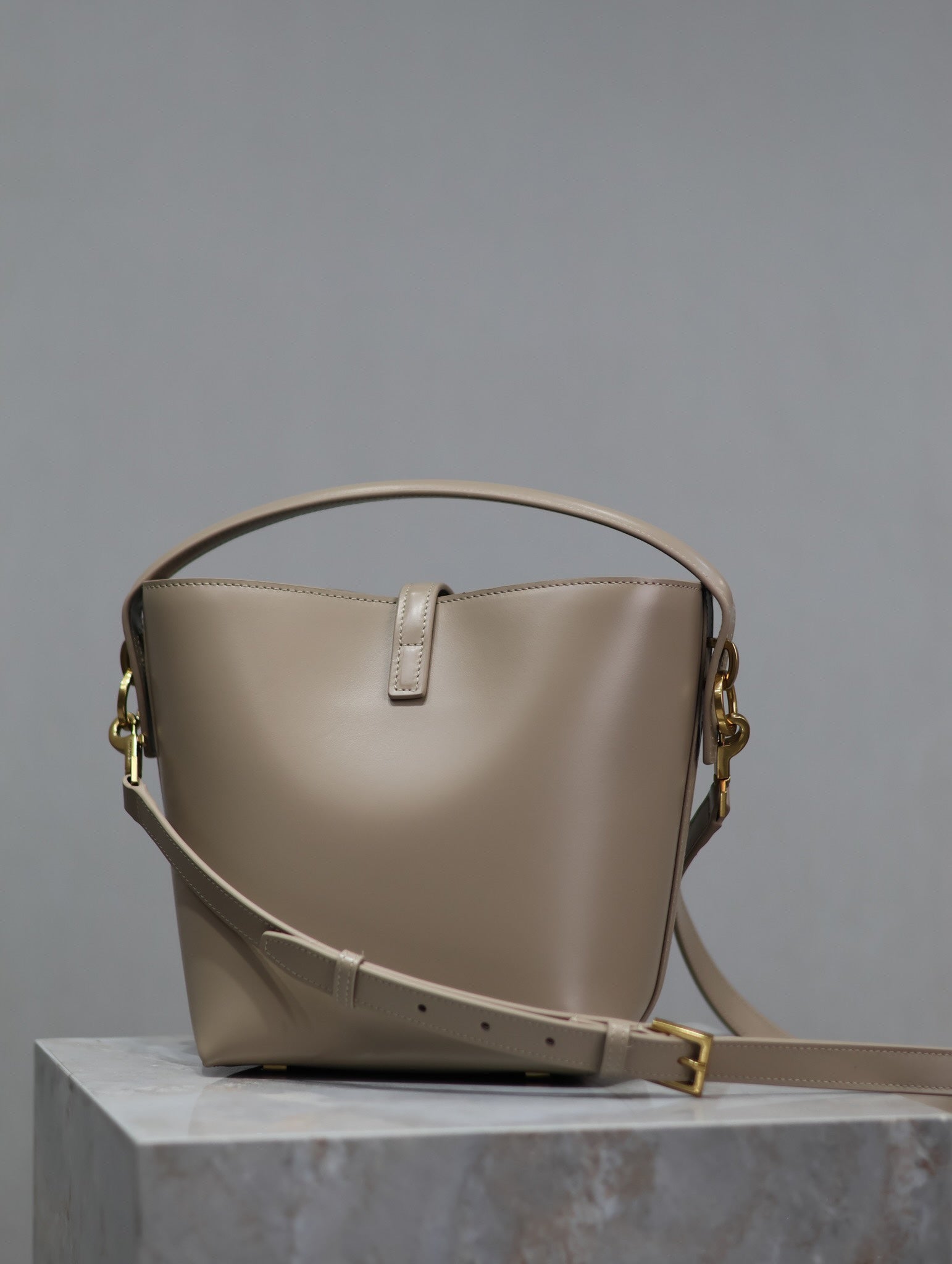 YSL 25S LE 37 BUCKET 20 IN BEIGE CALFSKIN GOLD HARDWARE