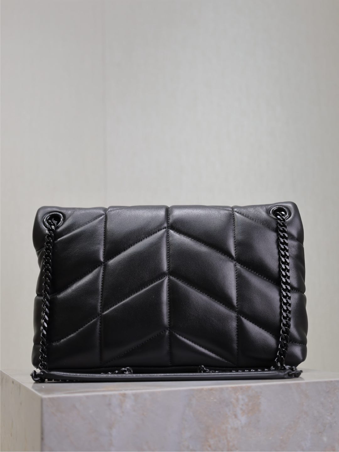 YSL 25S LOULOU PUFFER MM 29 IN BLACK CALFSKIN BLACK HARDWRE